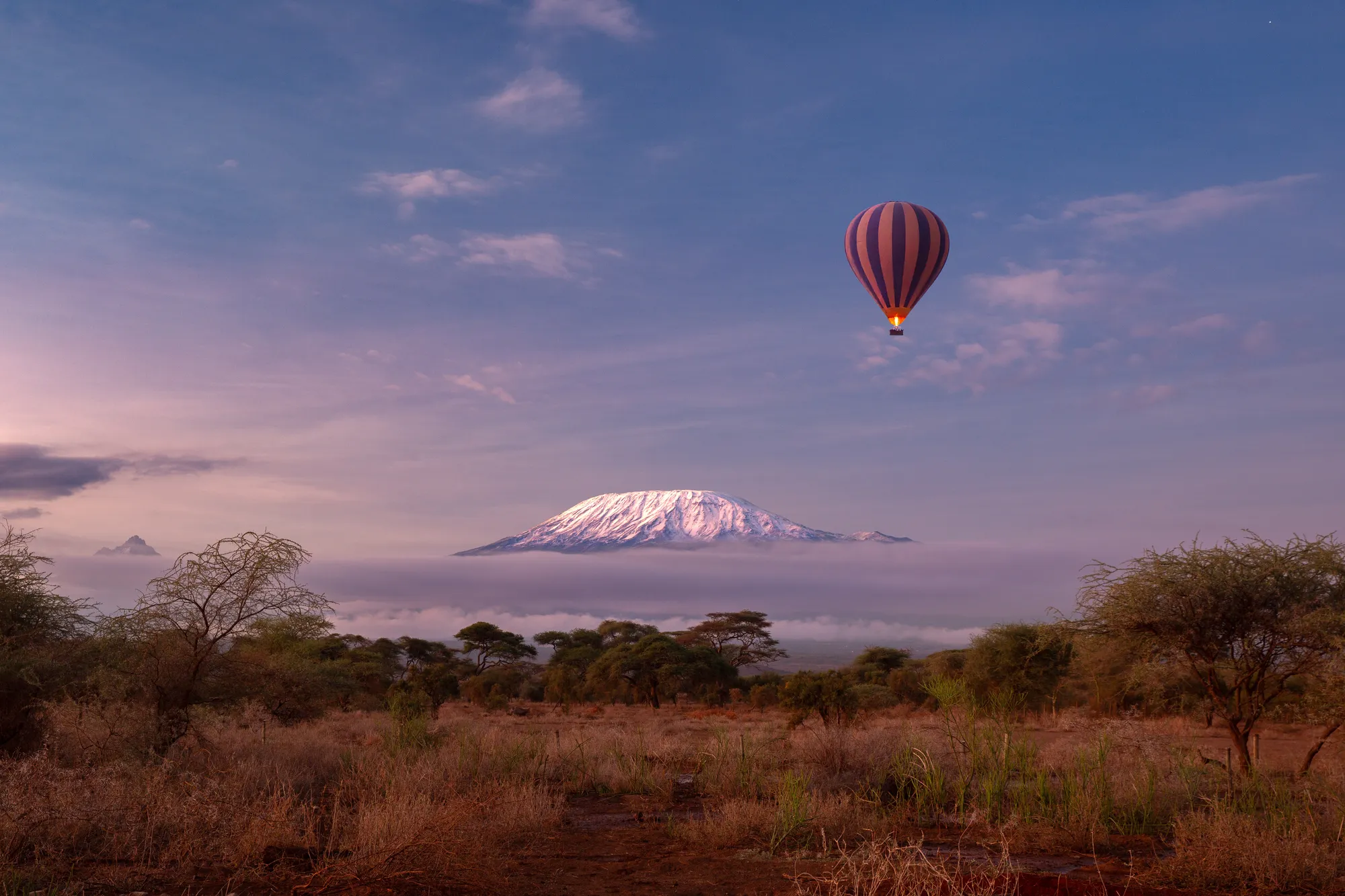Parque nacional de Amboseli con vista al pico nevado del Kilimanjaro