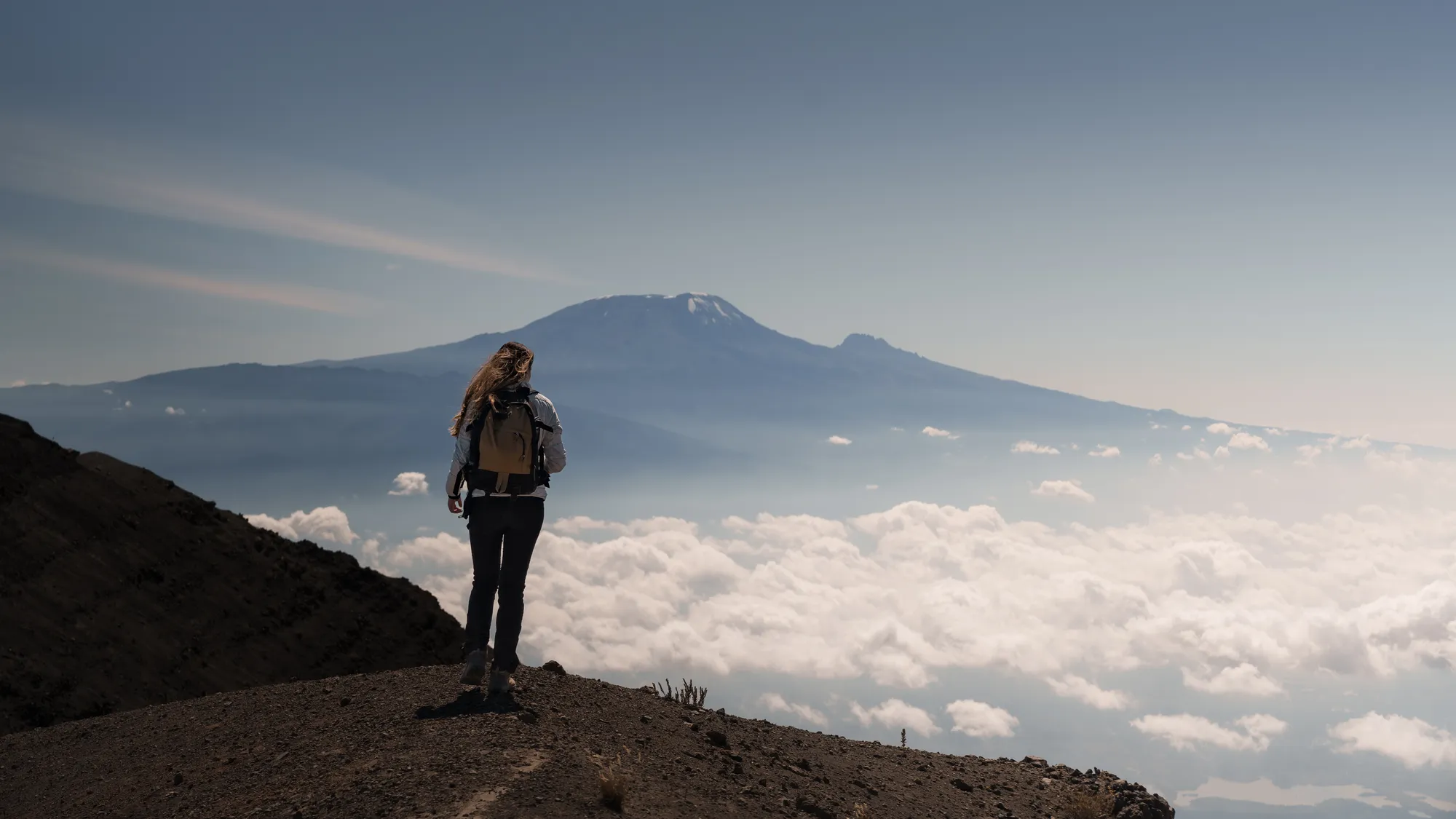 Senderista en el Meru con el Kilimanjaro al fondo