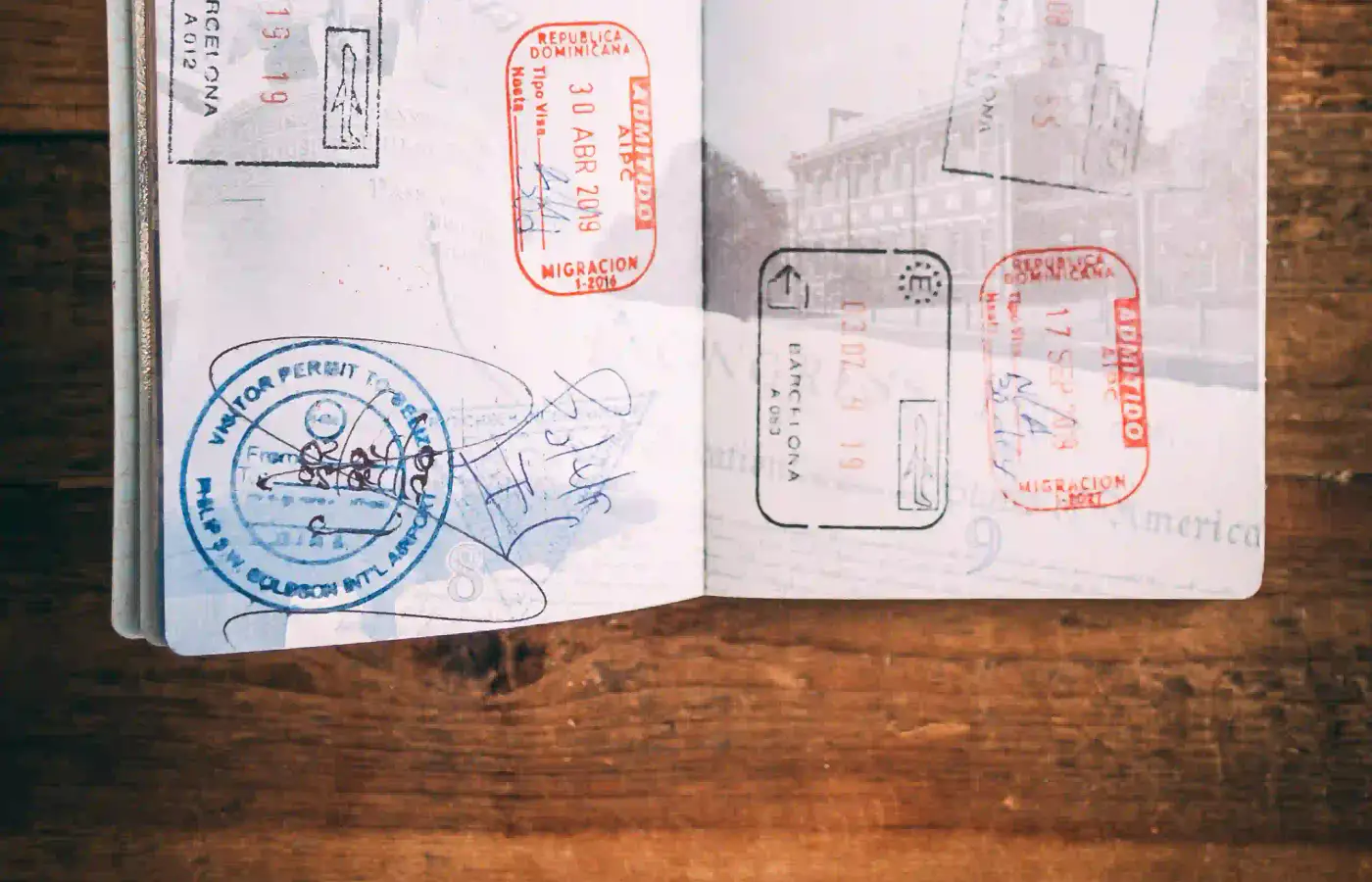 Ein aufgeschlagener Reisepass voller Einreisestempel