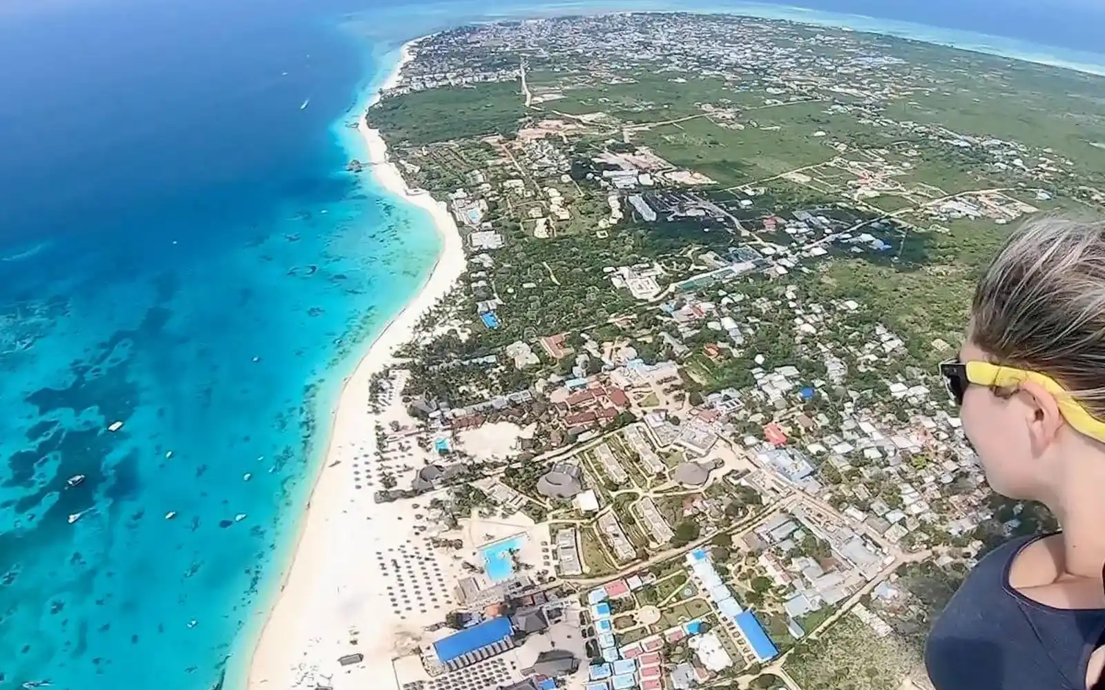 Luftaufnahme eines Strandortes auf Sansibar mit weißem Sand und Riffwasser