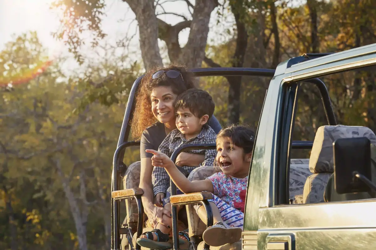 Eine Familie mit kleinen Kindern auf Pirschfahrt