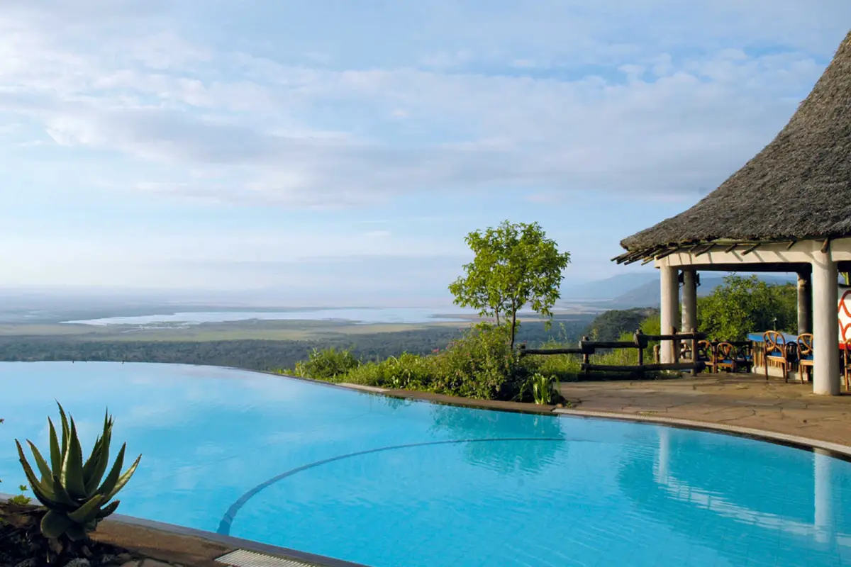 Infinity-Pool einer Safari-Lodge mit Blick über die Landschaft