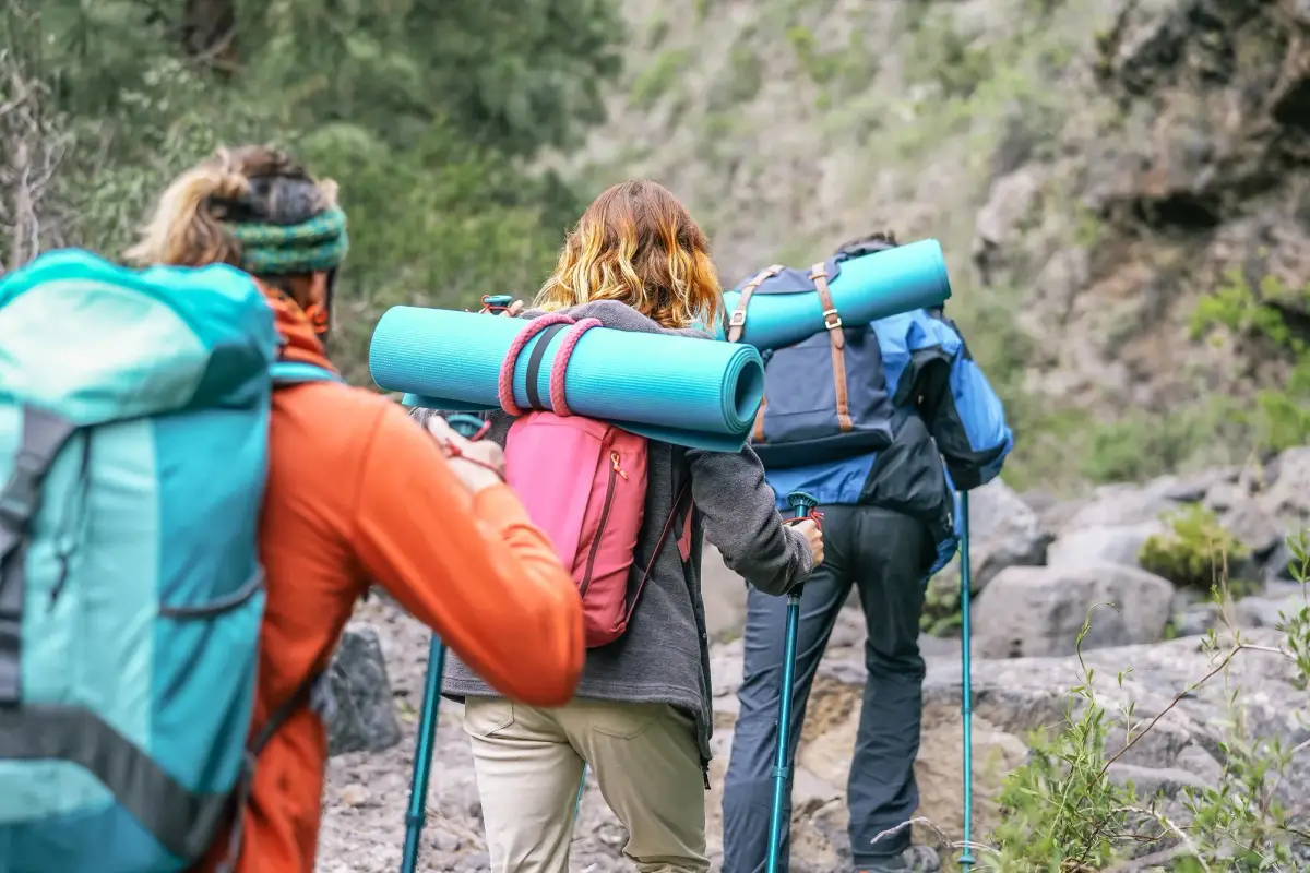 Wanderer mit voll gepackten Rucksäcken beim Aufbruch