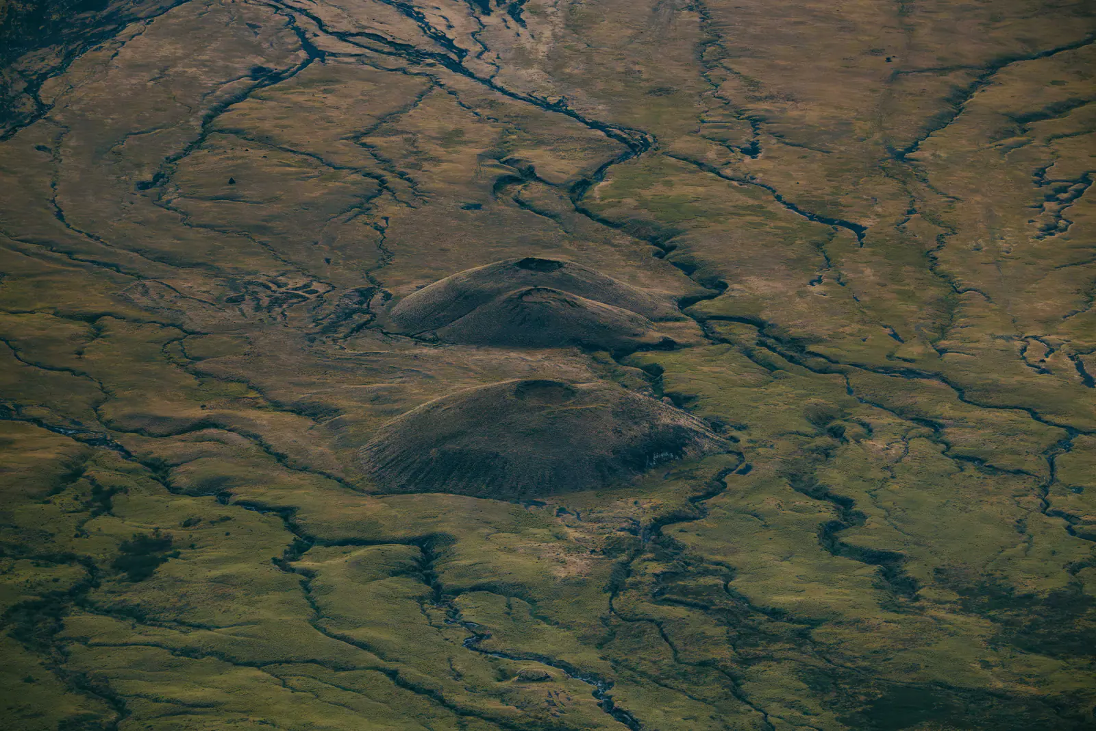 Veduta aerea di canali fluviali e creste