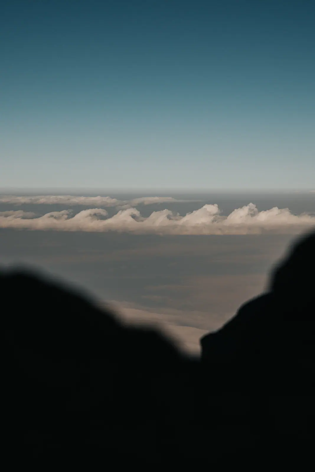 Cumbres asomando entre un mar de nubes