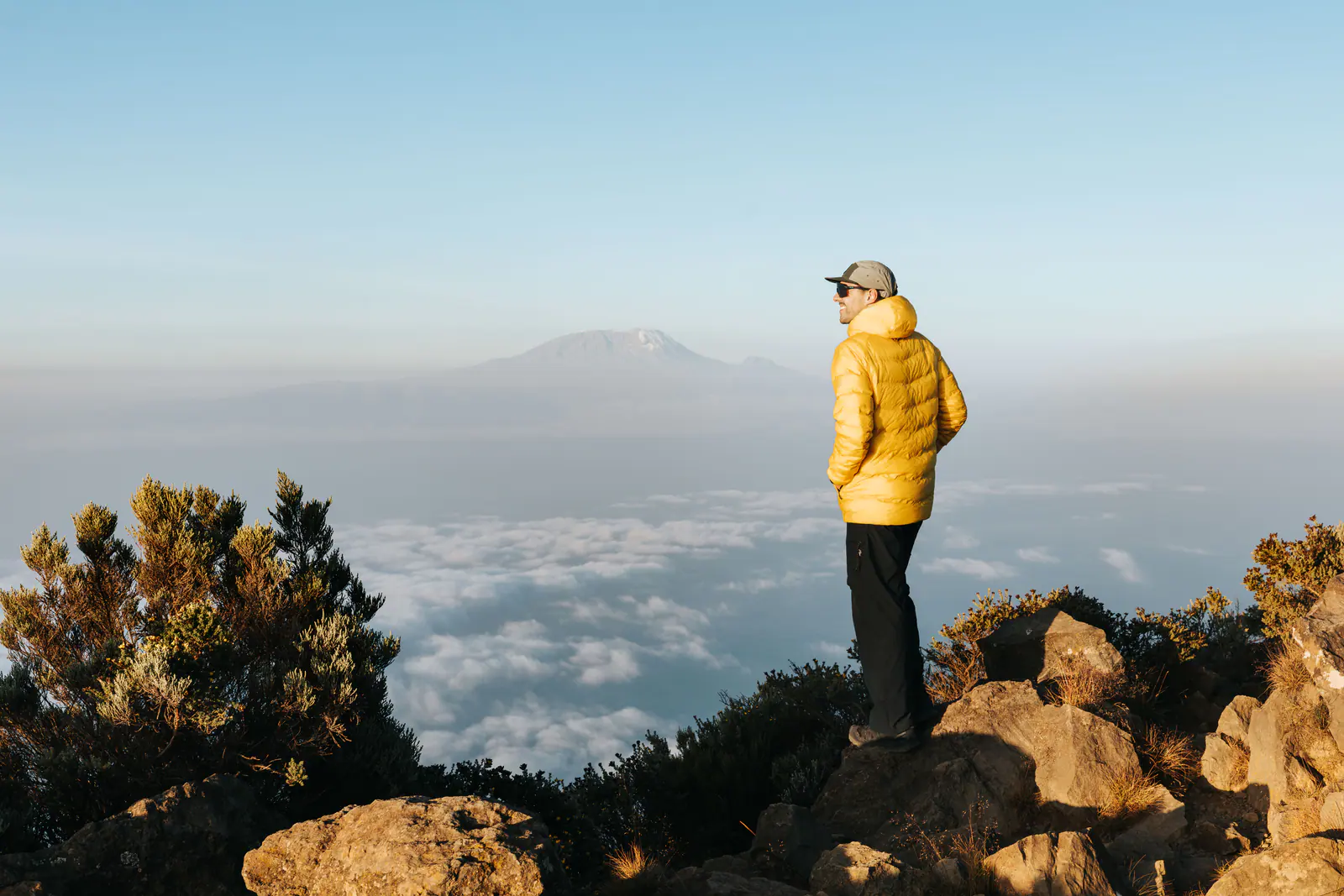 Ein Wanderer hoch am Berg über einem Wolkenmeer