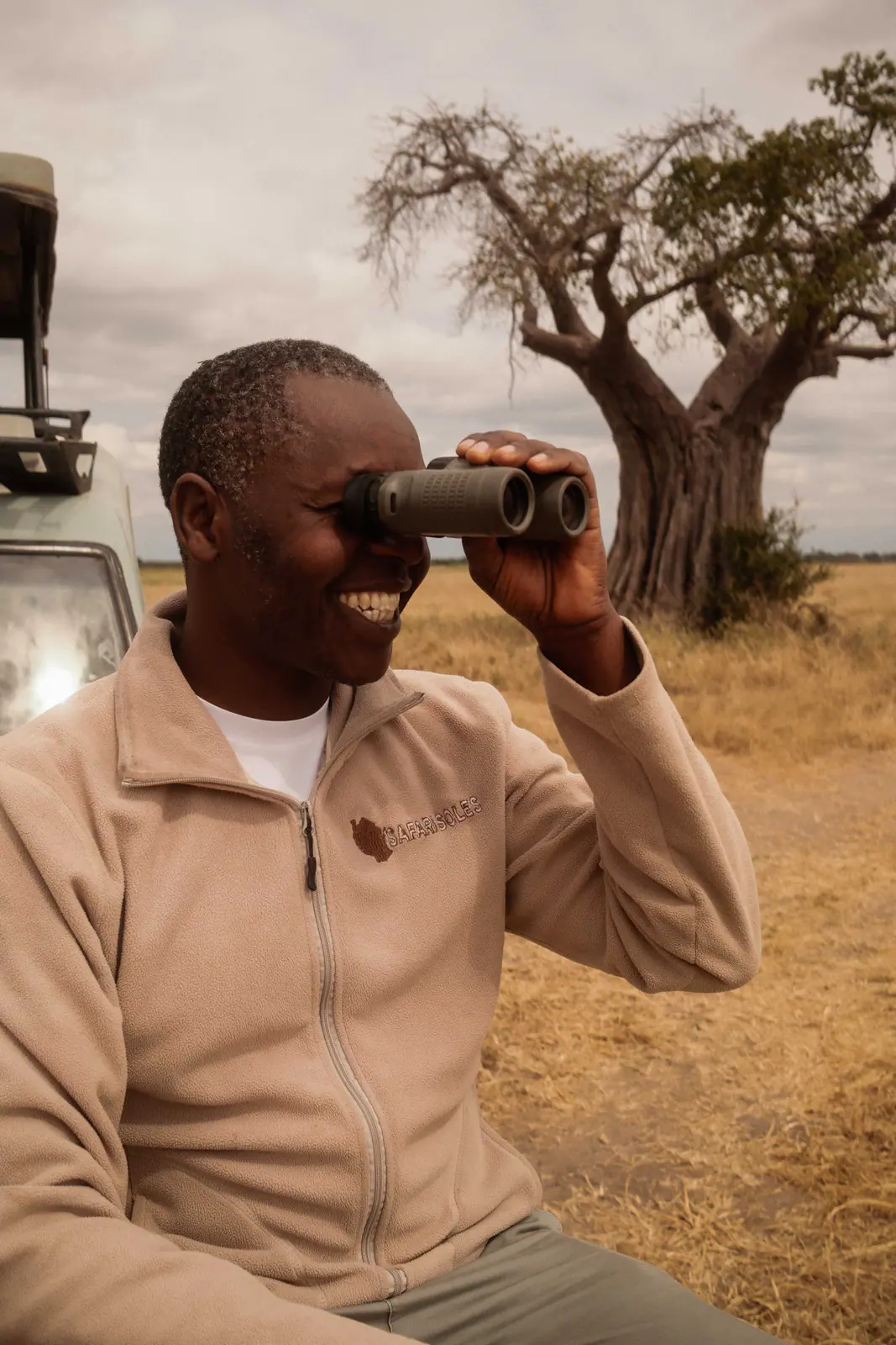 Ein Safariguide neben seinem Fahrzeug in Tarangire