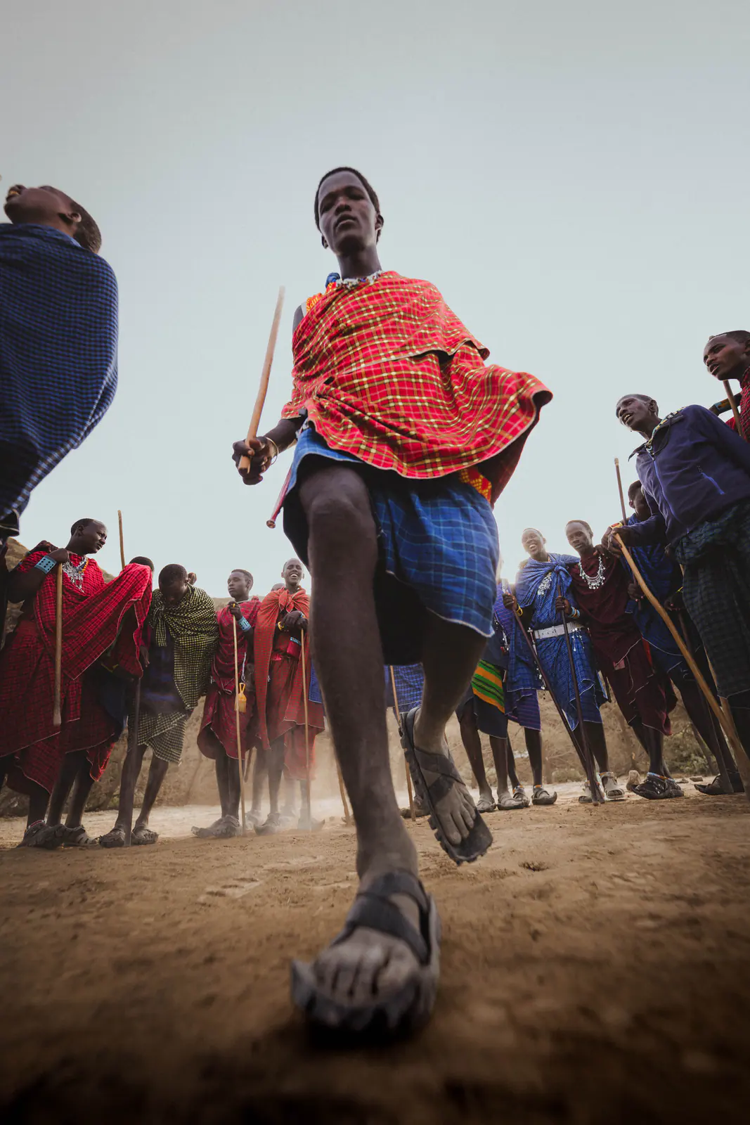 Massai-Männer führen den traditionellen Sprungtanz auf