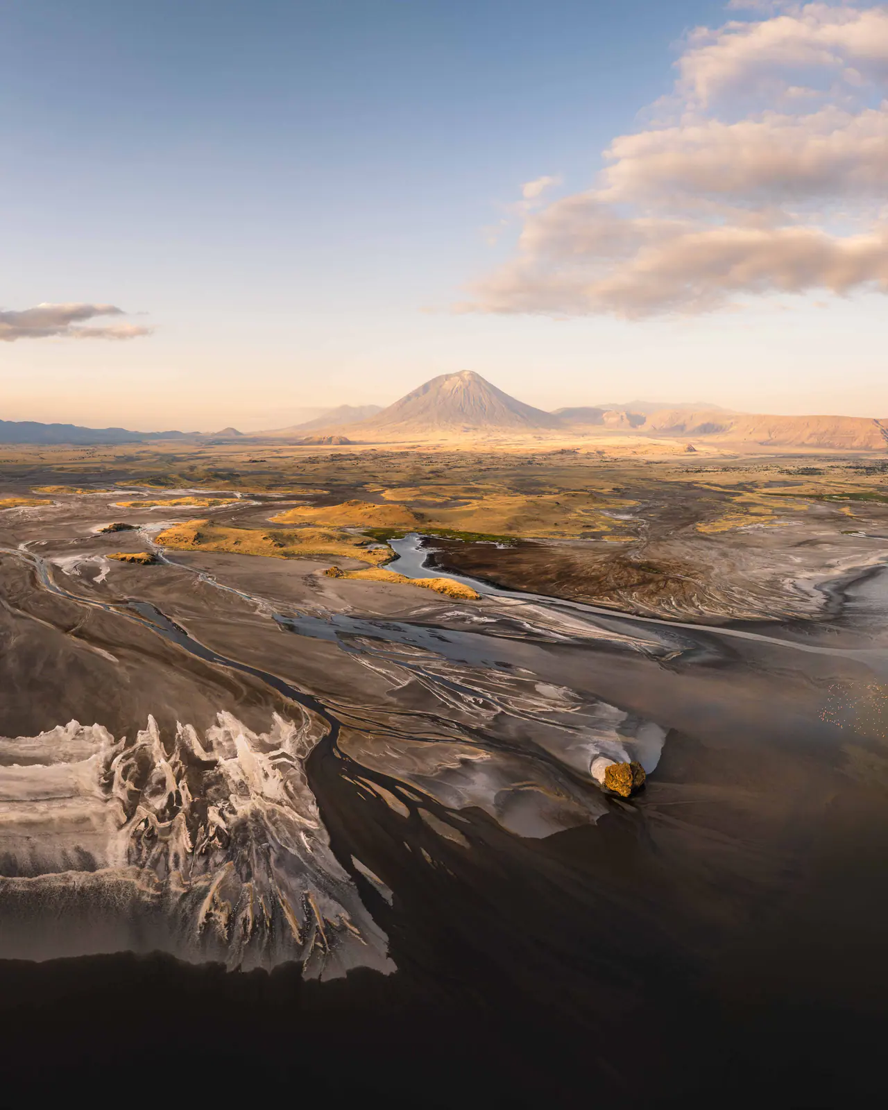 Luftaufnahme der Mineralflächen des Natronsees
