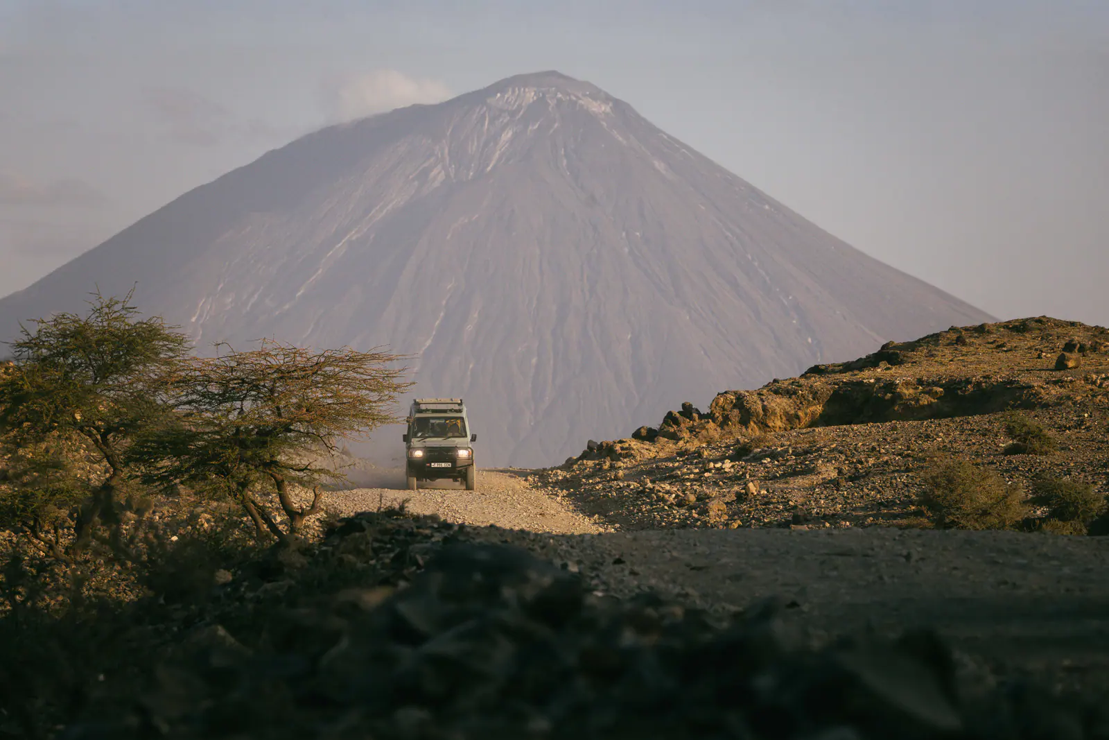 Un véhicule de safari sous l’Ol Doinyo Lengai